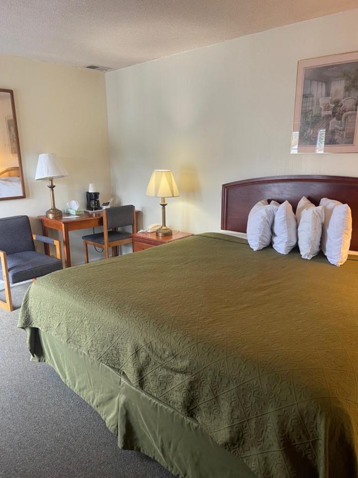 Knights Inn Mackinaw City Bagian luar foto