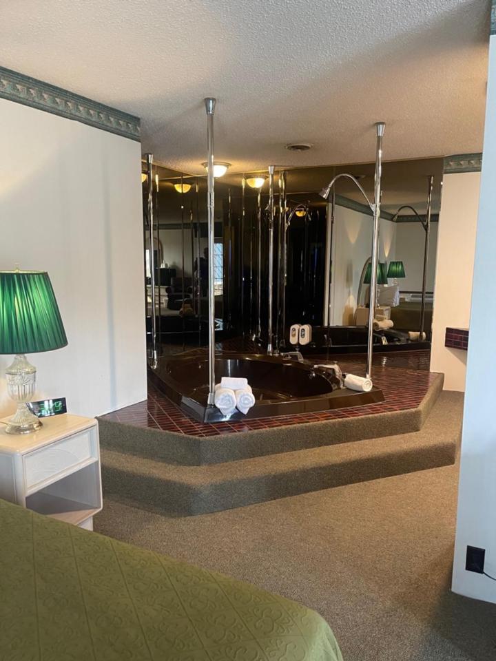 Knights Inn Mackinaw City Bagian luar foto