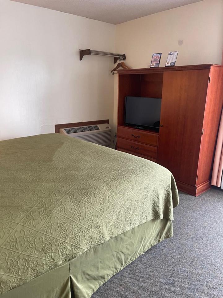 Knights Inn Mackinaw City Bagian luar foto