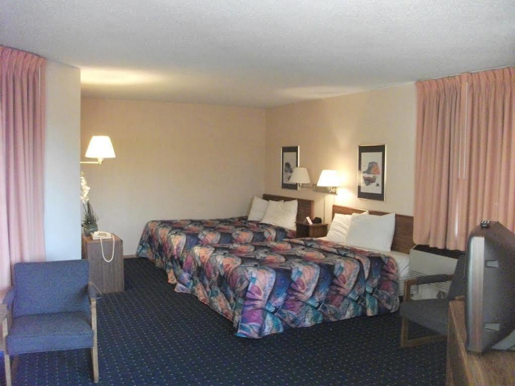 Knights Inn Mackinaw City Bagian luar foto