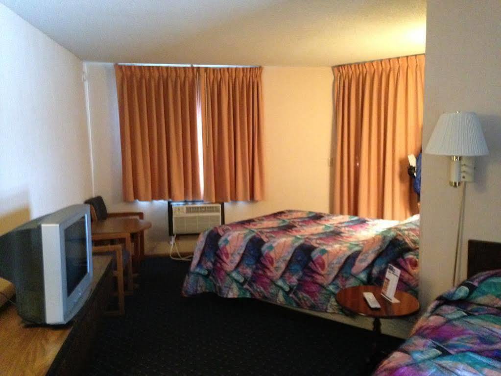 Knights Inn Mackinaw City Bagian luar foto