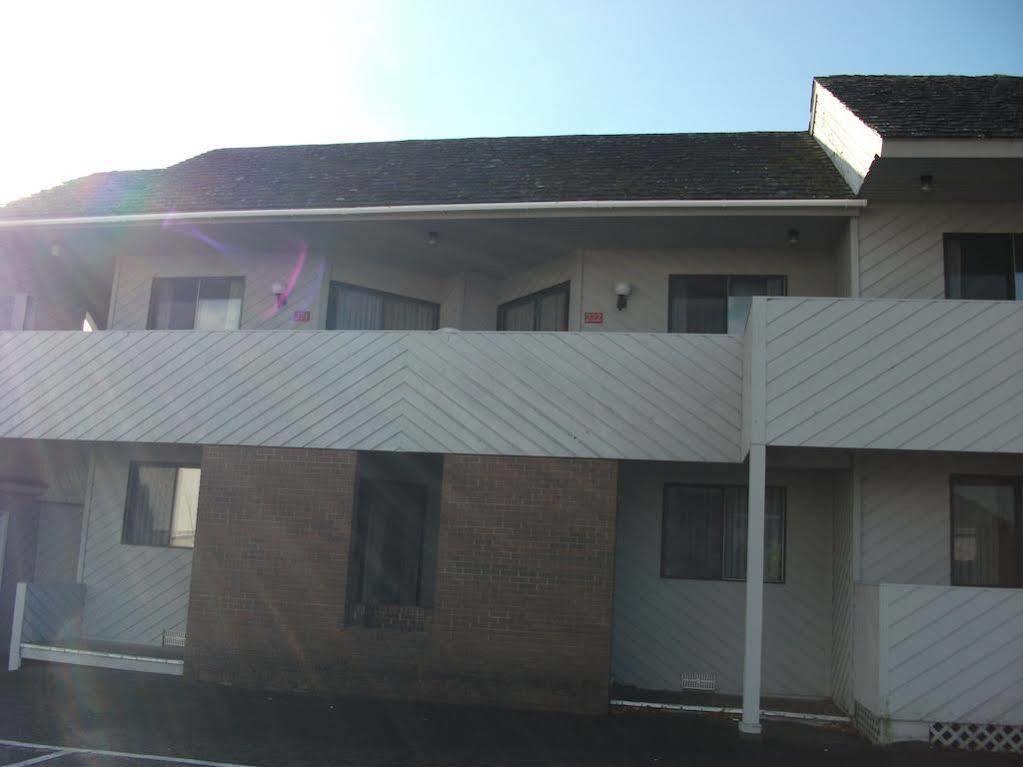 Knights Inn Mackinaw City Bagian luar foto